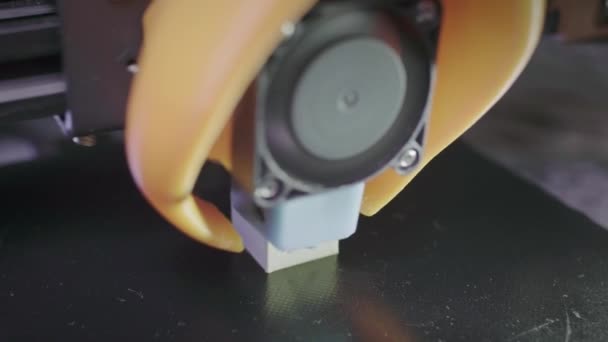 3D εκτυπωτής εκτυπώνει μια αφηρημένη κυβική φιγούρα από λευκό πλαστικό ABS. Η βελόνα της τρισδιάστατης μηχανής εκτύπωσης εφαρμόζει πλαστικό. Αυτόματη τρισδιάστατη 3d εκτυπωτή εκτελεί πλαστικό — Αρχείο Βίντεο