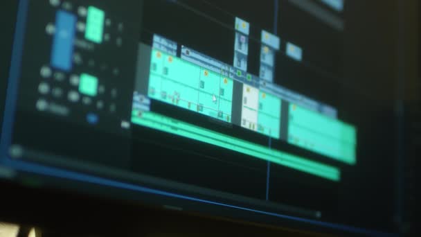 컴퓨터로 비디오 편집을 했습니다. 컴퓨터를 감시하고 비디오 편집을 위한 프로그램의 작업을 포착 한다: 조각들이 함께 연결 된다. 비디오 처리, 프로덕션, 클립 메이커. — 비디오