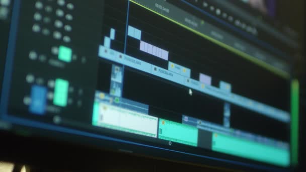 Videoredigering på en dator. Övervaka datorn och fånga arbetet i programmet för videoredigering: fragmenten är sammankopplade. Videobearbetning, efterproduktion, clip maker. — Stockvideo