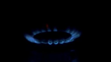 Mutfak ocağı yanıyor. Üst ocak alev alev alev yanıyor. Doğal gaz iltihabı, kapatın..