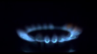 Mutfak ocağı yanıyor. Üst ocak alev alev alev yanıyor. Doğal gaz iltihabı, kapatın..
