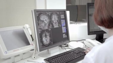 Geleceğin kavramı: Sanal Gerçeklik Kulaklığı takan Tıp Laboratuvarı Cerrahı Uzaktan Kontrolcüleri kullanarak Hastayı Tıbbi Robotla Uzaktan Ameliyat Ediyor. Tıpta Yüksek Teknolojik Gelişmeler.