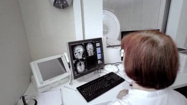 Geleceğin kavramı: Sanal Gerçeklik Kulaklığı takan Tıp Laboratuvarı Cerrahı Uzaktan Kontrolcüleri kullanarak Hastayı Tıbbi Robotla Uzaktan Ameliyat Ediyor. Tıpta Yüksek Teknolojik Gelişmeler.