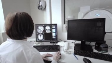 Geleceğin kavramı: Sanal Gerçeklik Kulaklığı takan Tıp Laboratuvarı Cerrahı Uzaktan Kontrolcüleri kullanarak Hastayı Tıbbi Robotla Uzaktan Ameliyat Ediyor. Tıpta Yüksek Teknolojik Gelişmeler.