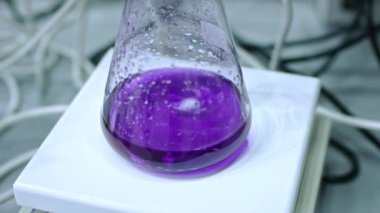 Eczane fabrikasında sıvıyı karıştırmak için hızlı hareket eden karıştırıcı, tıbbi sergi: Kapatın. Kimya, bilim, farmasötik, laboratuvar ekipmanları konsepti