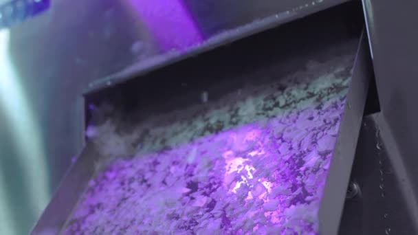 Jégkészítő gép. A jégdarabok kirepülnek a fémhűtőből. Ipari jégtermelés. — Stock videók
