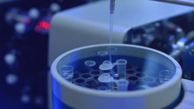 Otomatik örnekleme ve analiz için bir cihaz. Bir robot el test ya da analiz için test tüpünden örnek alır. Bilimde yeni teknolojiler. Yapay zeka bir deney yapıyor.