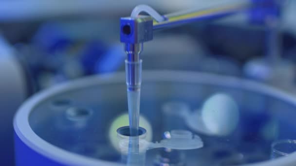 Apparatus for automatic sampling, analysis. A robo hand takes a sample from a test tube for testing or analysis. New technologies in science. Artificial intelligence is conducting an experiment — Stock Video