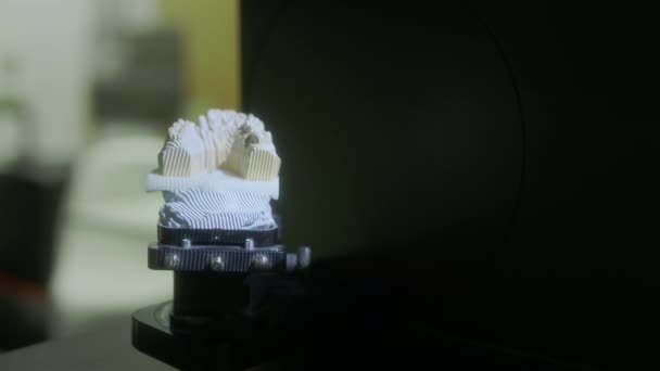 3D-Scannen eines Gipsabgusses des Kiefers. Moderne Zahntechnik. UV-Strahlen wandern durch die Zähne — Stockvideo