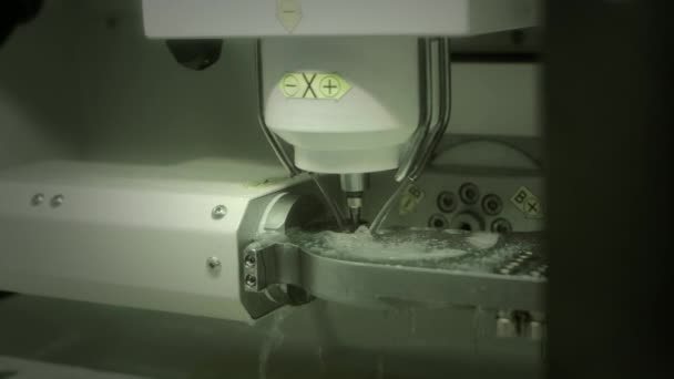 Máquina de moagem dentária CNC profissional esculpindo a forma de dentes artificiais no laboratório odontológico. Uma das etapas na confecção de dentes artificiais pelo técnico odontológico na clínica. — Vídeo de Stock