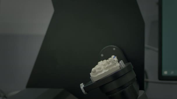 Digitalização 3D de um molde de gesso da mandíbula. Tecnologia dentária moderna. Raios ultravioleta viajam através dos dentes — Vídeo de Stock