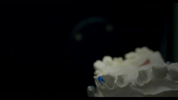 Escaneo 3D de un yeso fundido de la mandíbula. Tecnología dental moderna. Los rayos ultravioleta viajan a través de los dientes — Vídeos de Stock