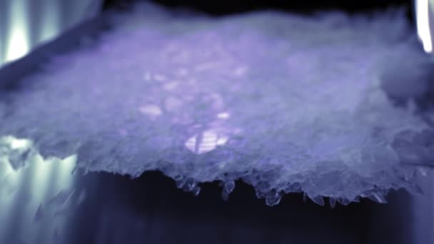얼음만드는 기계. 금속 냉장고에서 얼음덩어리들이 날아들어 옵니다. 공업용 얼음 생산. — 비디오