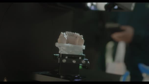 Scansione 3D di un calco in gesso della mascella. Tecnologia dentale moderna. I raggi ultravioletti attraversano i denti — Video Stock