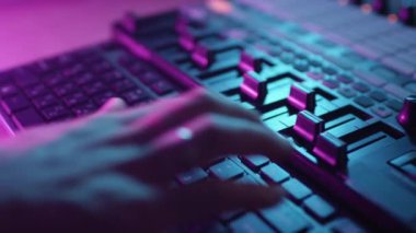 Bir elin parmaklarını yakın plan çek. Ses düzeyi kaydedici. Profesyonel bir DJ ya da yapımcı stüdyodaki müziğin sesini bir karıştırma konsolunda açar. Sanatçı yaratıcılık yapar. Bir parça kaydeder.