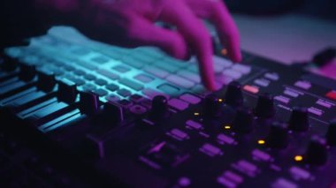 Gece kulübündeki partide ses tasarımcısı ya da kulüp DJ 'i olarak çalışmak için elektrikli makine masadaydı. Modern yaşam tarzı için uğraş, arka planda dinlenmek için nesneler. Sahnenin ayarlanması için müzikal oynatıcı