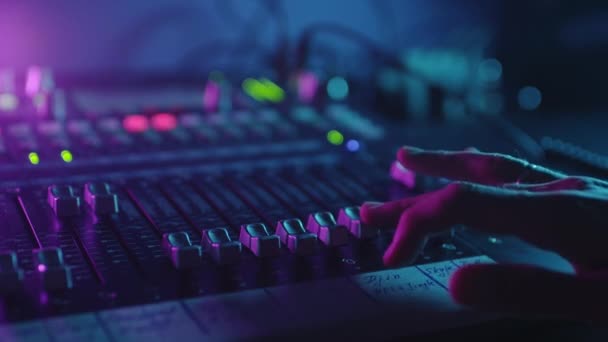 Almohadillas de la tabla de sonido en la estación de TV. Diseñador de sonido utiliza mezclador de audio digital en el estudio de producción. Ingeniero de sonido Deslizadores móviles en la estación de radio. Ingeniero Pulse los botones clave en el estudio de grabación del escritorio de control. — Vídeo de stock