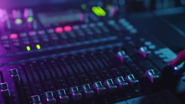 Ljud Designer används Digital Audio Mixer i produktionsstudio.Ljudtekniker rörliga reglage i radiostationen Ingenjör Tryck på knapparna på Control Desk Recording Studio. — Stockvideo