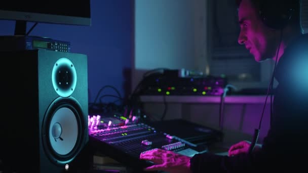 Ingeniero de Audio, Creador de Música, Músico, Artista Trabaja en el Music Record Studio, Producción musical. Productor masculino y dj, trabajando en el estudio de grabación. El ingeniero de sonido se pone auriculares — Vídeos de Stock