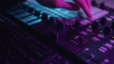 Gece kulübündeki partide ses tasarımcısı ya da kulüp DJ 'i olarak çalışmak için elektrikli makine masadaydı. Modern yaşam tarzı için uğraş, arka planda dinlenmek için nesneler. Sahnenin ayarlanması için müzikal oynatıcı