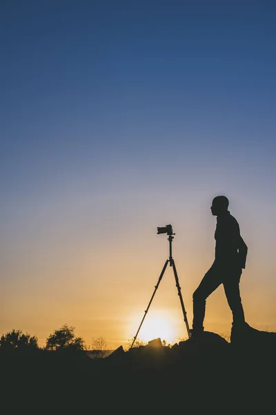 Silhouette Eines Schwarzen Fotografen Beim Fotografieren Bei Sonnenuntergang Bild Mit — Stockfoto