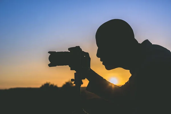 Silueta Fotógrafo Negro Tomando Fotos Atardecer Imagen Con Espacio Copia —  Fotos de Stock