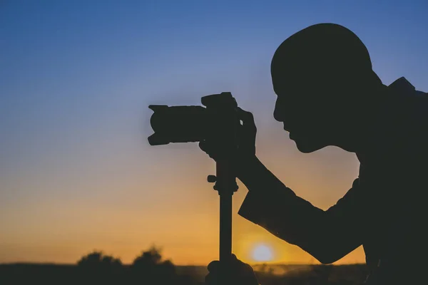 Silhouette Eines Schwarzen Fotografen Beim Fotografieren Bei Sonnenuntergang Bild Mit — Stockfoto