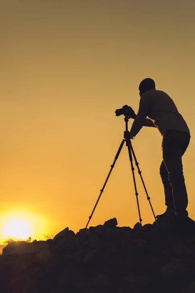 Silhouette Eines Schwarzen Fotografen Beim Fotografieren Bei Sonnenuntergang Bild Mit — Stockfoto