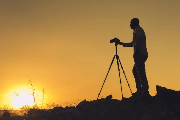 Silhouette Eines Schwarzen Fotografen Beim Fotografieren Bei Sonnenuntergang Bild Mit — Stockfoto