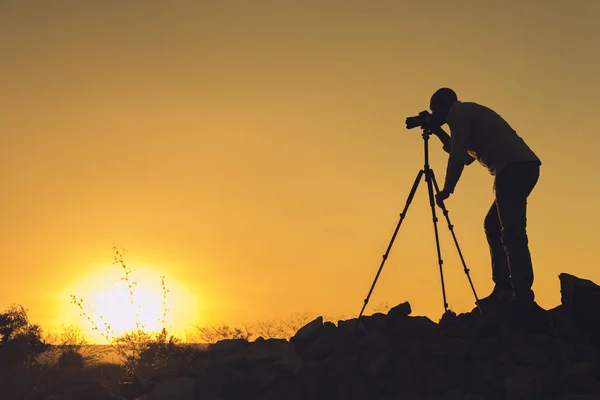 Silhouet Van Zwart Fotograaf Fotograferen Bij Zonsondergang Afbeelding Met Kopie — Stockfoto