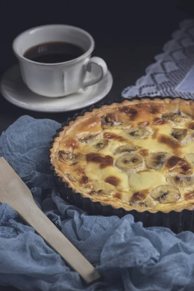 Köstliche Hausgemachte Bananenpuddingtorte Mit Einer Tasse Kaffee Vertikal — Stockfoto