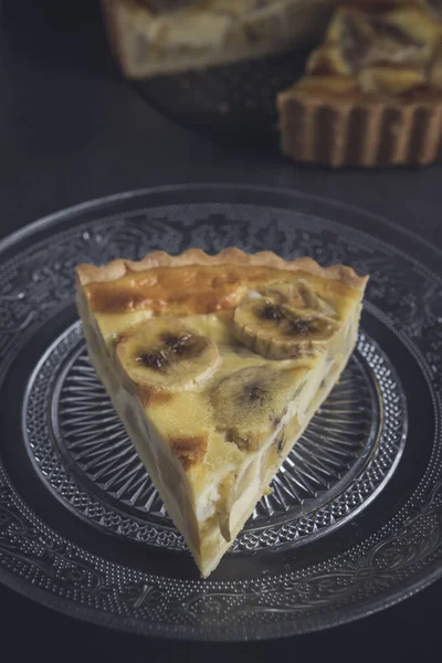 Scheiben Geschnitten Köstliche Hausgemachte Bananenpudding Torte Serviert Einem Teller Vertikal — Stockfoto