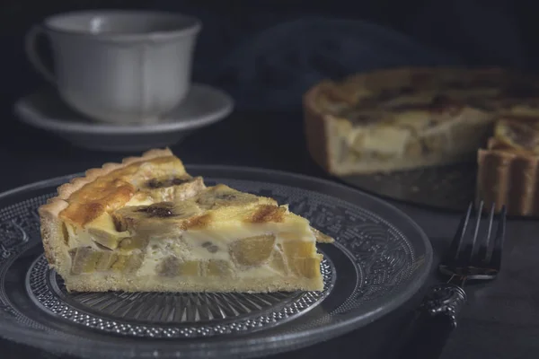 Scheiben Geschnitten Köstliche Hausgemachte Bananenpudding Torte Serviert Einem Teller Horizontal — Stockfoto