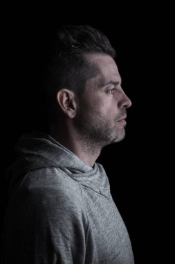 Ciddi bir adamın portresi. Siyah arka plan. Dikey.