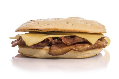 Beyaz peynirli pastırmalı sandviç..