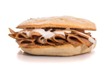 Beyaz soslu kebap sandviçi..