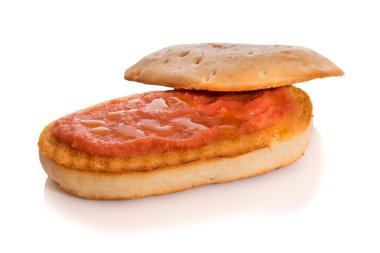 Zeytinyağı ve domatesli mollet, tipik Endülüs kahvaltısı, beyaz arka planda izole edilmiş..