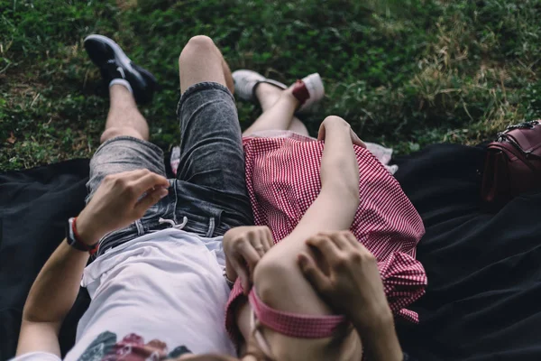Šťastný pár ležící na trávě šťastný — Stock fotografie