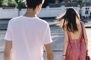 Mutlu Romantik Orta Yaşlı Çift Plajda Güzel Sunset Walk Enjoy. Seyahat Tatil Emeklilik Lifestyle