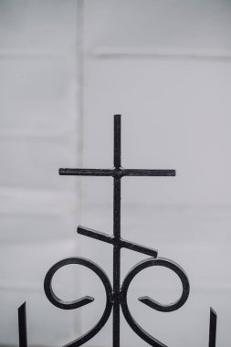 eski paslı metal haç üzerinde beyaz izole