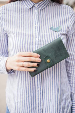 Gökyüzü mavi çanta çanta ve manikür ile güzel kadın el