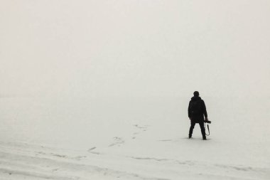 adam buz sisli sabah basit minimalist fotoğrafçılık bir kişi üzerinde duran