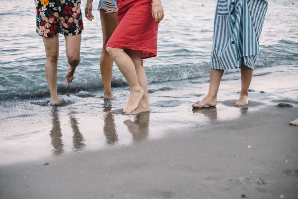 Женщина на пляже пребывание в морской воде — стоковое фото