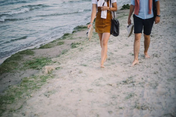 手をつないで海岸を歩く美しいカップル — ストック写真