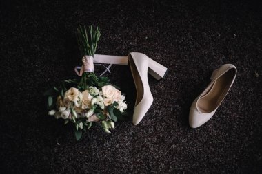Gelin ayrıntı yumuşak buket ve bej ayakkabı. Şık düğün kavramı