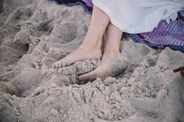 Женщина загорелые ноги на песчаном пляже. Концепция путешествия. Счастливые ноги в тропиках
