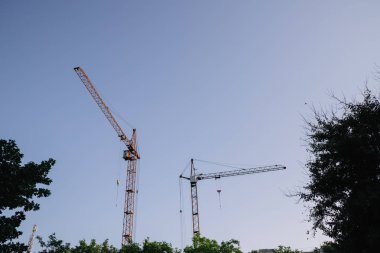 Göteborg limanında turuncu vinç, yeşillik vinç çerçeveleme ile