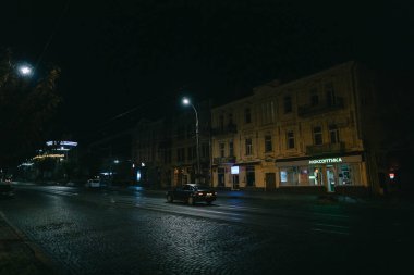 Şehir gece manzarası Ukrayna Vinnytsia arabalı