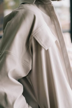 Güzel, havalı kıyafetlerin yakın çekimi. Elli kız.