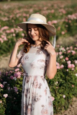 Buz pateni güllerinin arka planında güzel bir kızın portresi..